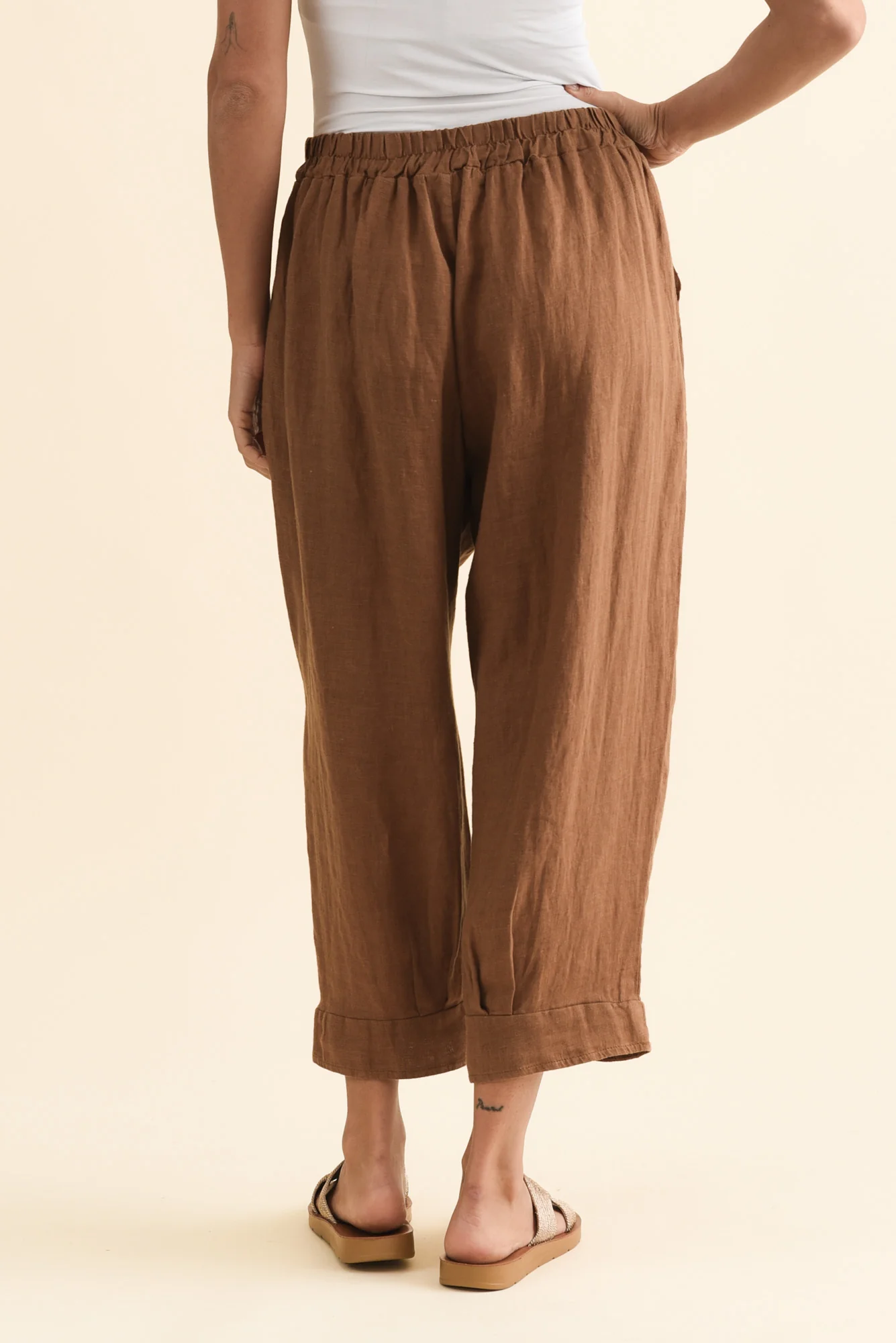 Elide Chocolate Linen Cropped Pants - Image 4
