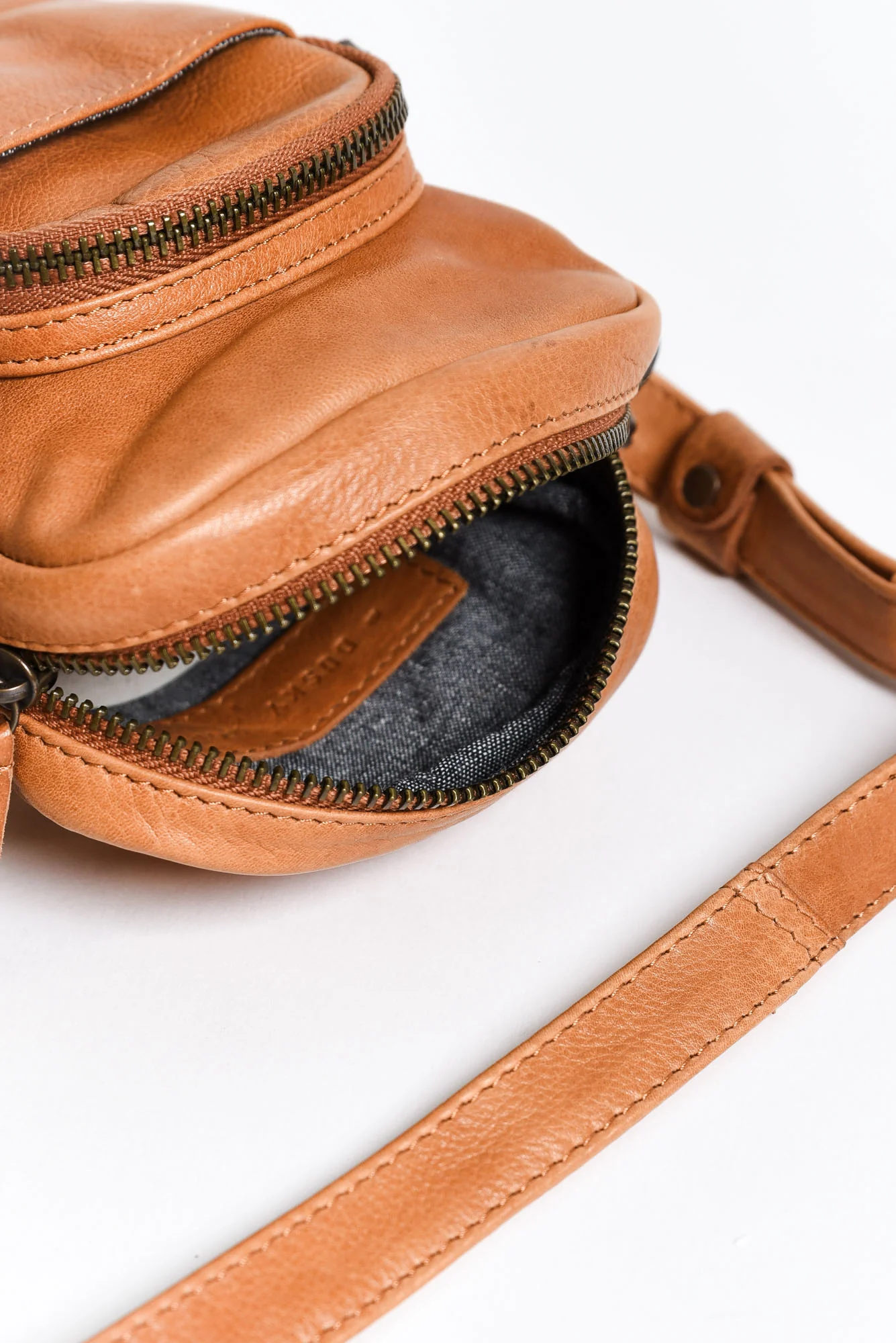 Face the Music Tan Leather Camera Bag - Image 2